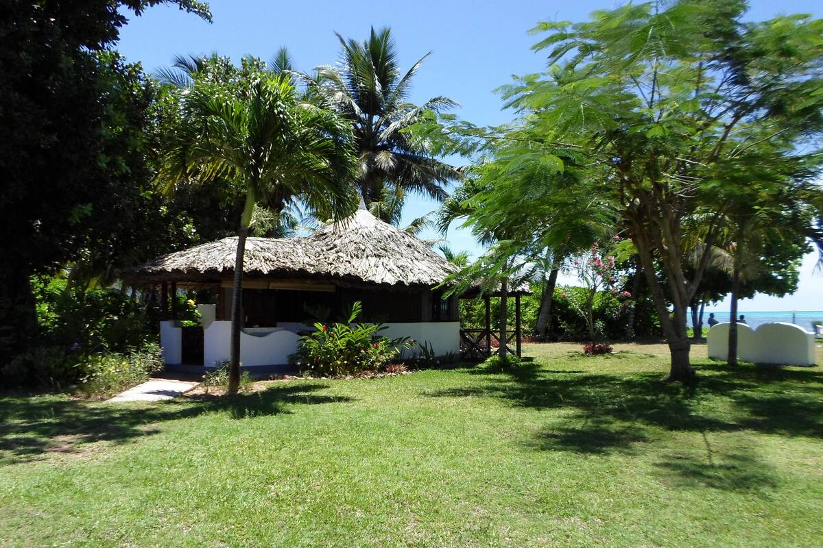 Bungalow, 1 giường cỡ queen, quang cảnh bãi biển | Két bảo mật tại phòng, bàn ủi/dụng cụ ủi quần áo