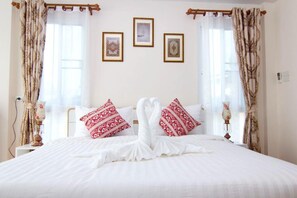 Luxury Room, 1 Bedroom | In-room safe, desk, blackout drapes, free WiFi - Chowdhury Home (Chiang Mai)