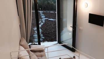 Bungalow Deluxe, 2 habitaciones, baño privado, vistas a la montaña | Zona de estar | Una televisión de pantalla plana