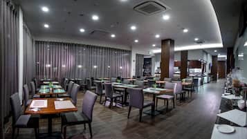 朝食、ランチ、ディナーに営業 (多国籍料理)