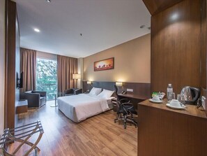 Habitación superior, 1 cama King size (Deluxe) | Ropa de cama de alta calidad y artículos del minibar gratis 