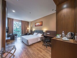 Quarto superior, 1 cama King (Deluxe) | Roupas de cama premium, frigobar (abastecido com itens grátis)
