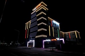 Fassade der Unterkunft – Abend/Nacht