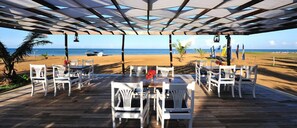 Déjeuner, dîner et souper servis sur place, vue sur la plage 