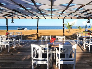 Petit déjeuner, déjeuner et dîner servis sur place, vue sur la plage