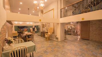 Coin salon dans le hall