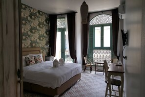 Habitación superior | Escritorio, cortinas blackout, wifi gratis y ropa de cama 