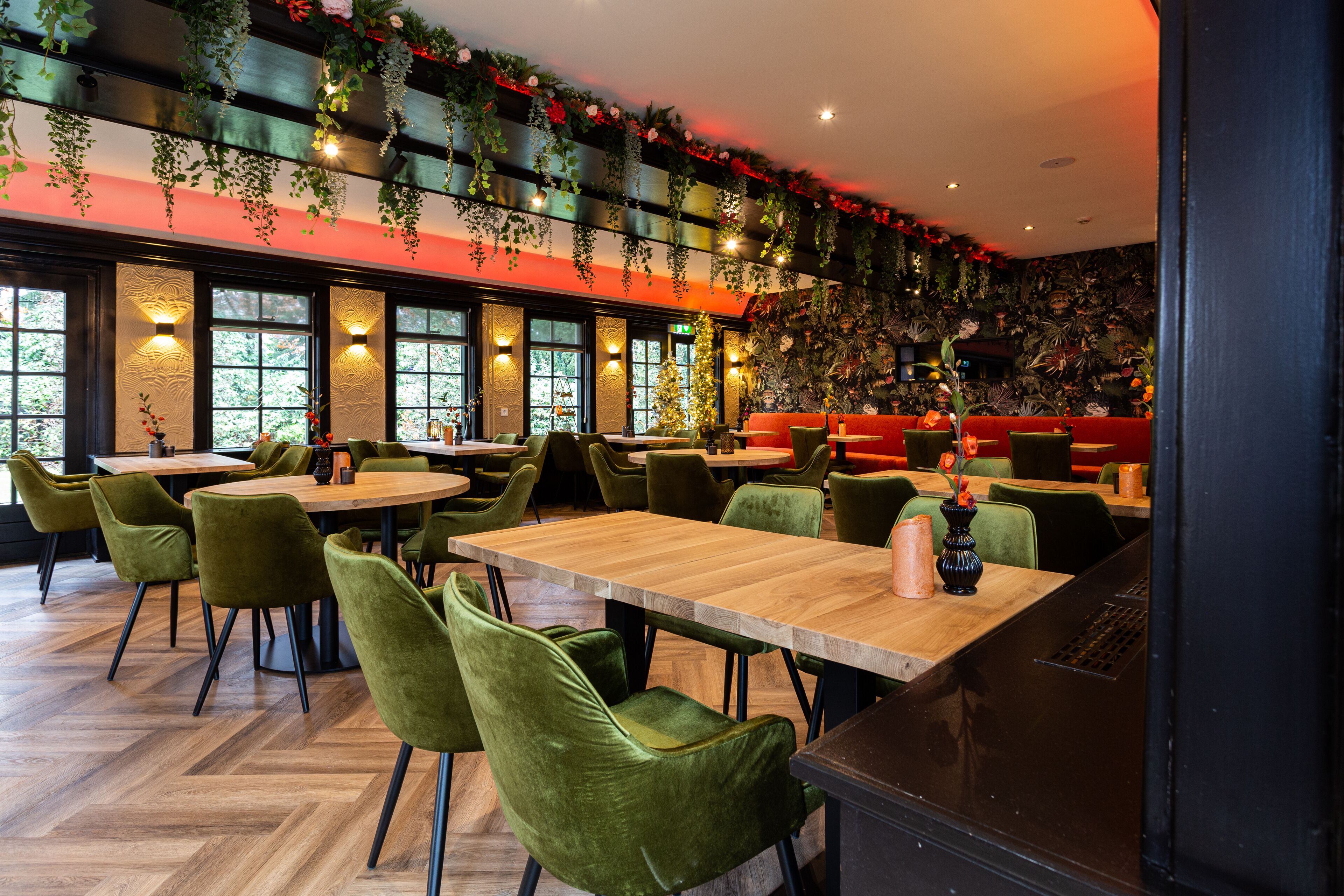 供應午餐和晚餐