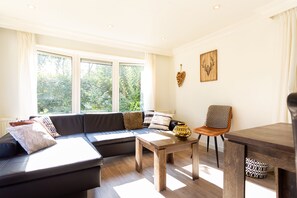 Holiday home 4 personen | Woonruimte | Een 40-inch flatscreentelevisie met kabelzenders en een televisie