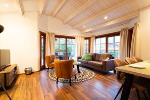 Blokhut 5 personen | Woonruimte | Een 40-inch flatscreentelevisie met kabelzenders en een televisie