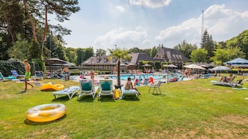 Una piscina al aire libre de temporada