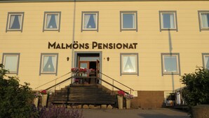 Un edificio con un letrero que dice "Malmö Pensionat" en la entrada.
