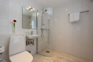 Shower, towels - Bohus Malmöns Pensionat (Bohus-Malmon)