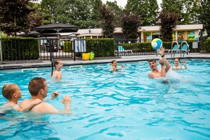 A swimming pool with people playing with a ball. - TopParken Resort Bosvallei (Ede)