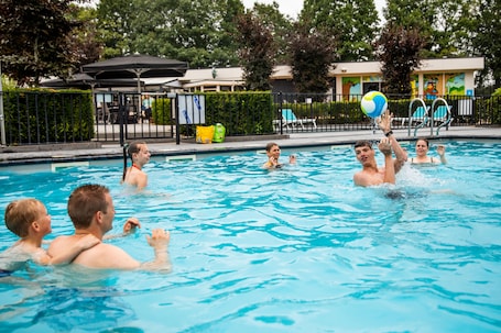 Una piscina techada, una piscina al aire libre de temporada