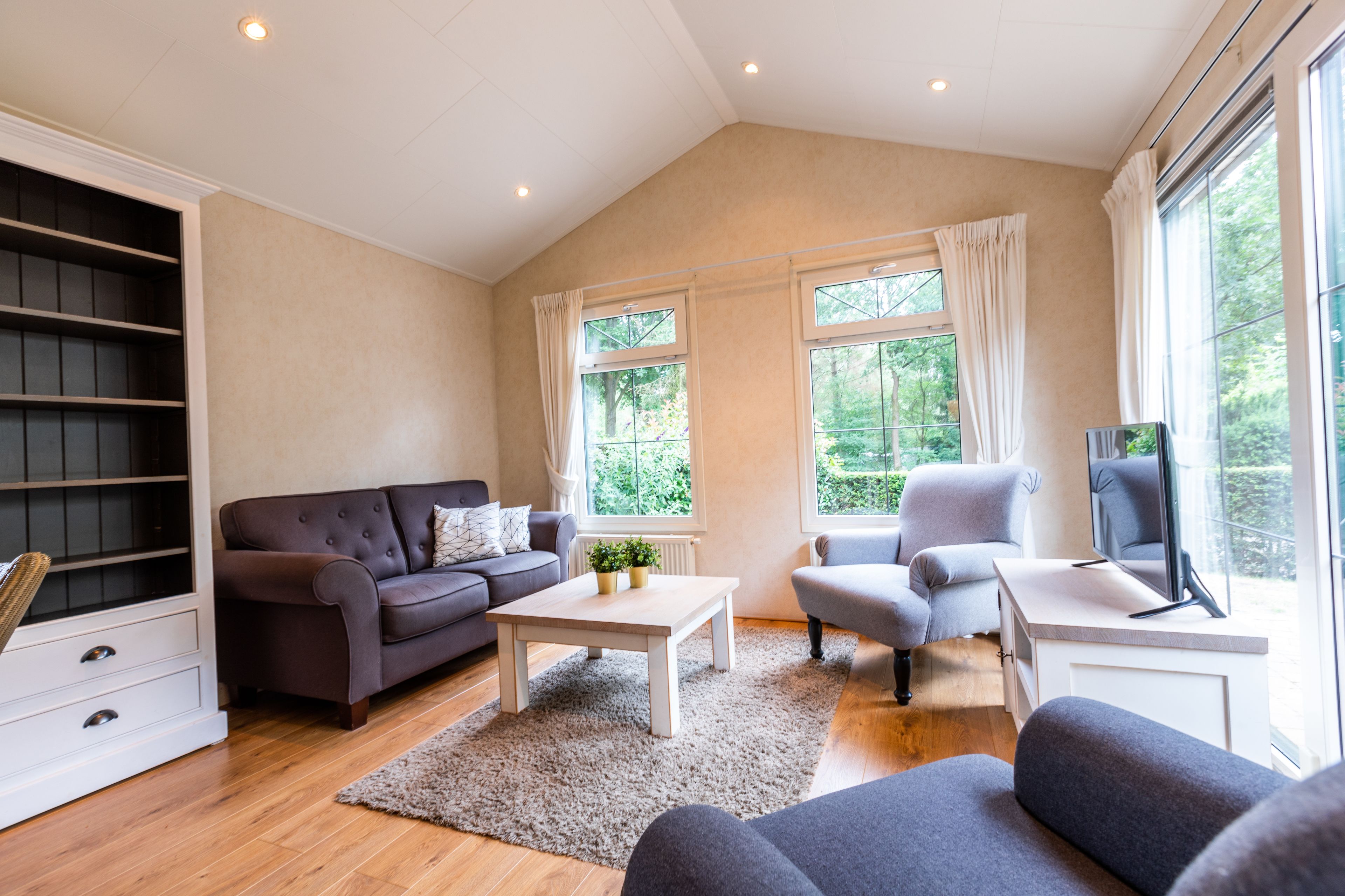 Eenvoudig huis (For 4) | Woonkamer | Een 40-inch televisie met kabelzenders