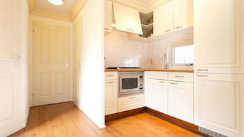 Holiday home 3 personen | Private kitchen | Fridge, microwave, coffee/tea maker, electric kettle