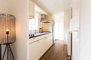 Holiday home 5 personen | Private kitchen | Fridge, microwave, coffee/tea maker, electric kettle - TopParken Recreatiepark de Wielerbaan (Wageningen)
