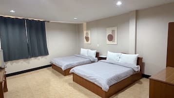 Standard 2 Double Beds | 書桌、手提電腦工作空間、免費 Wi-Fi、床單