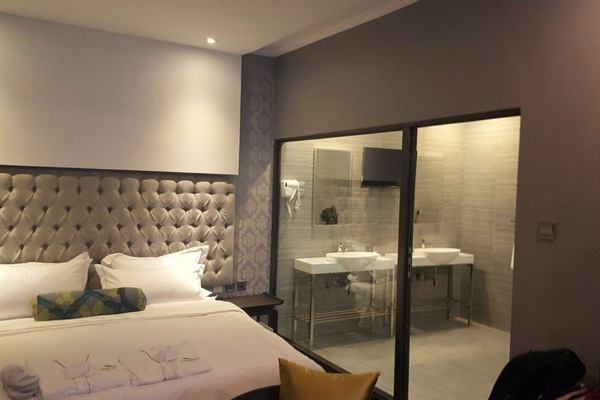 Suite ejecutiva | Minibar, caja fuerte, escritorio y cortinas opacas
