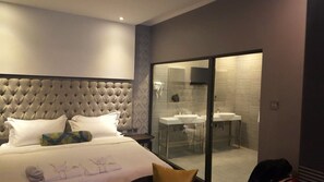 Suite executiva | Minibar, caixa forta a l'habitació, escriptori i cortines opaques 