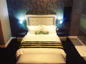 Habitación económica | Minibar, caja fuerte, escritorio y cortinas opacas