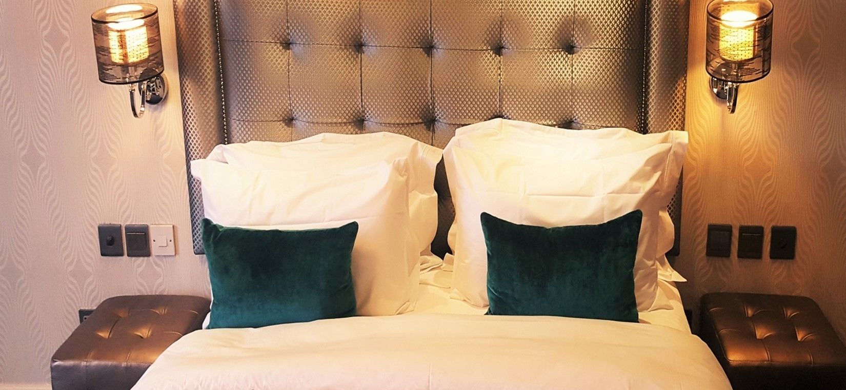 ミニバー、セーフティボックス (室内)、デスク、遮光カーテン