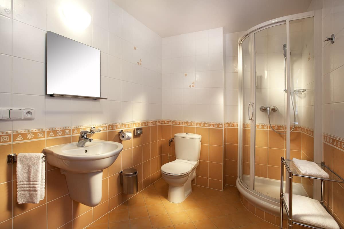 free toiletries, towels