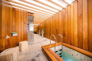 Salas de tratamiento para parejas, un sauna, una bañera de hidromasaje