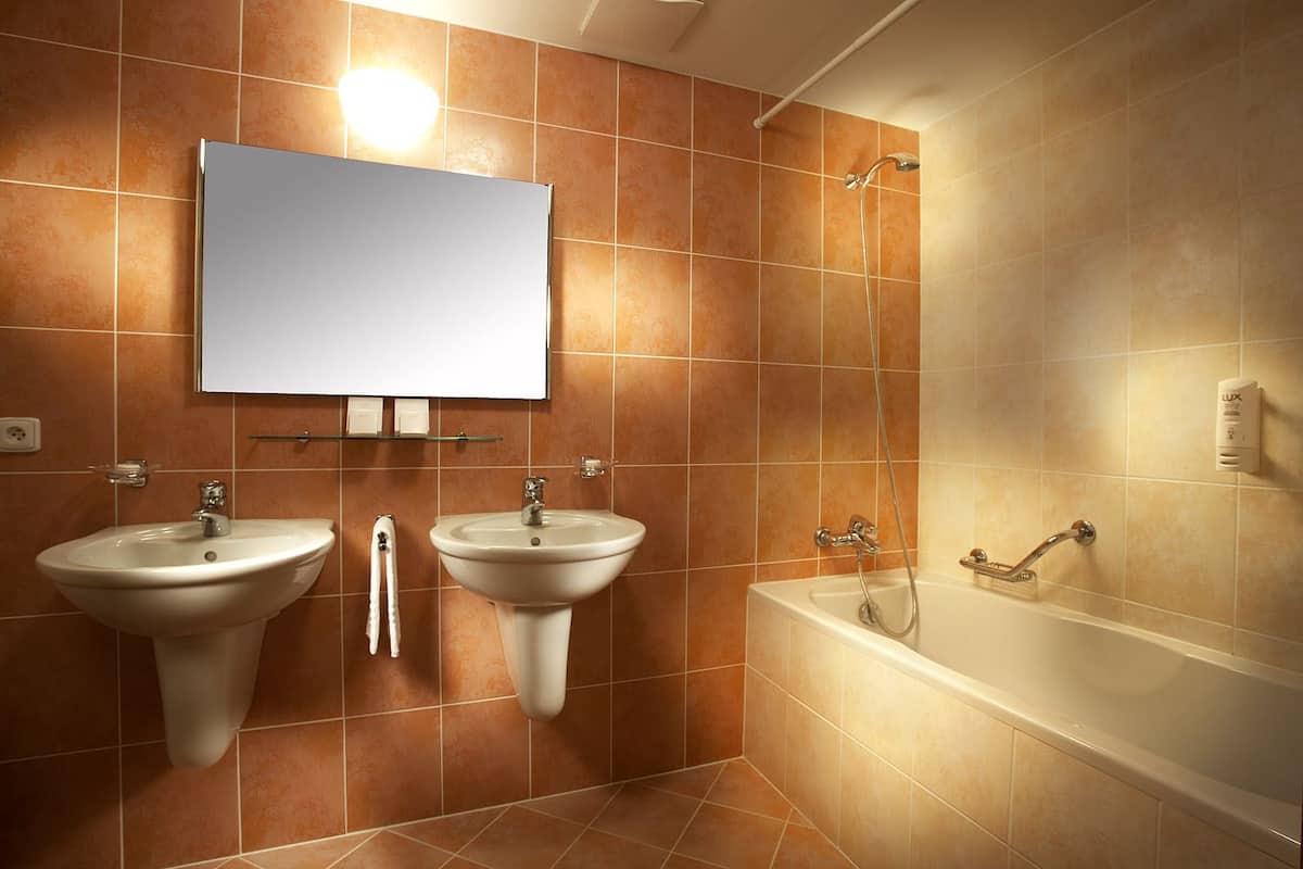 free toiletries, towels