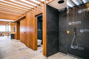 Behandelingskamers voor koppels, een sauna, een bubbelbad, een stoombad