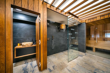 Salas de tratamiento para parejas, un sauna, una bañera de hidromasaje. Hotel Akademie