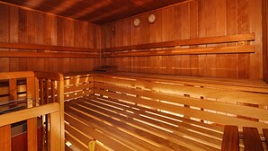 Un sauna avec des bancs en bois et un plafond à lattes.