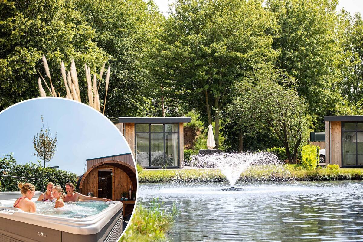 Ein Whirlpoolbereich mit entspannten Personen, einer Holzkonstruktion und einer Springbrunnenanlage inmitten üppiger, grüner Natur.