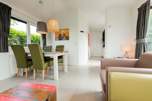 Holiday home 4 personen | Oleskelualue | 32–tuumainen televisio, jossa kaapelikanavat