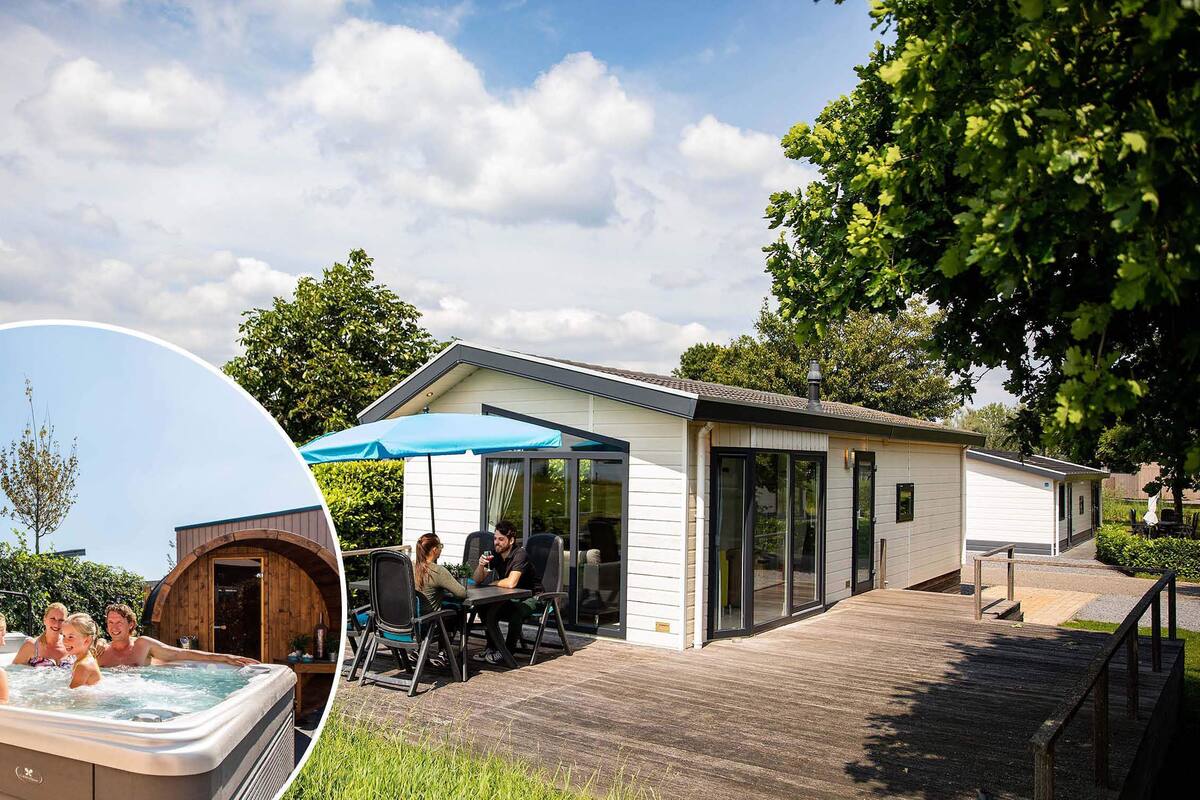 Ein moderner Außenbereich mit Whirlpool, überdachter Sitzgelegenheit und Holzterrasse.