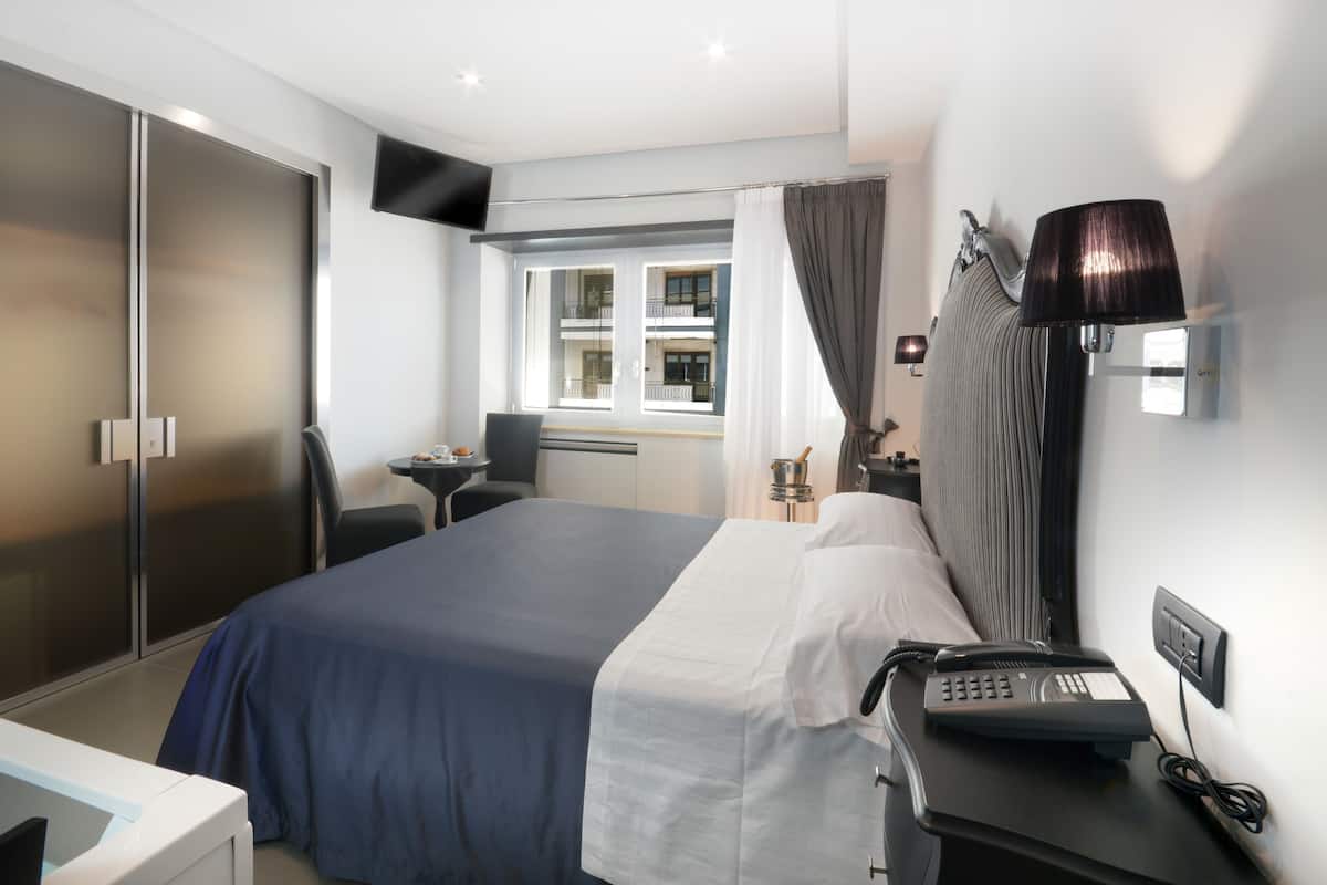 1 bedroom, Egyptian cotton sheets, premium bedding, down comforters