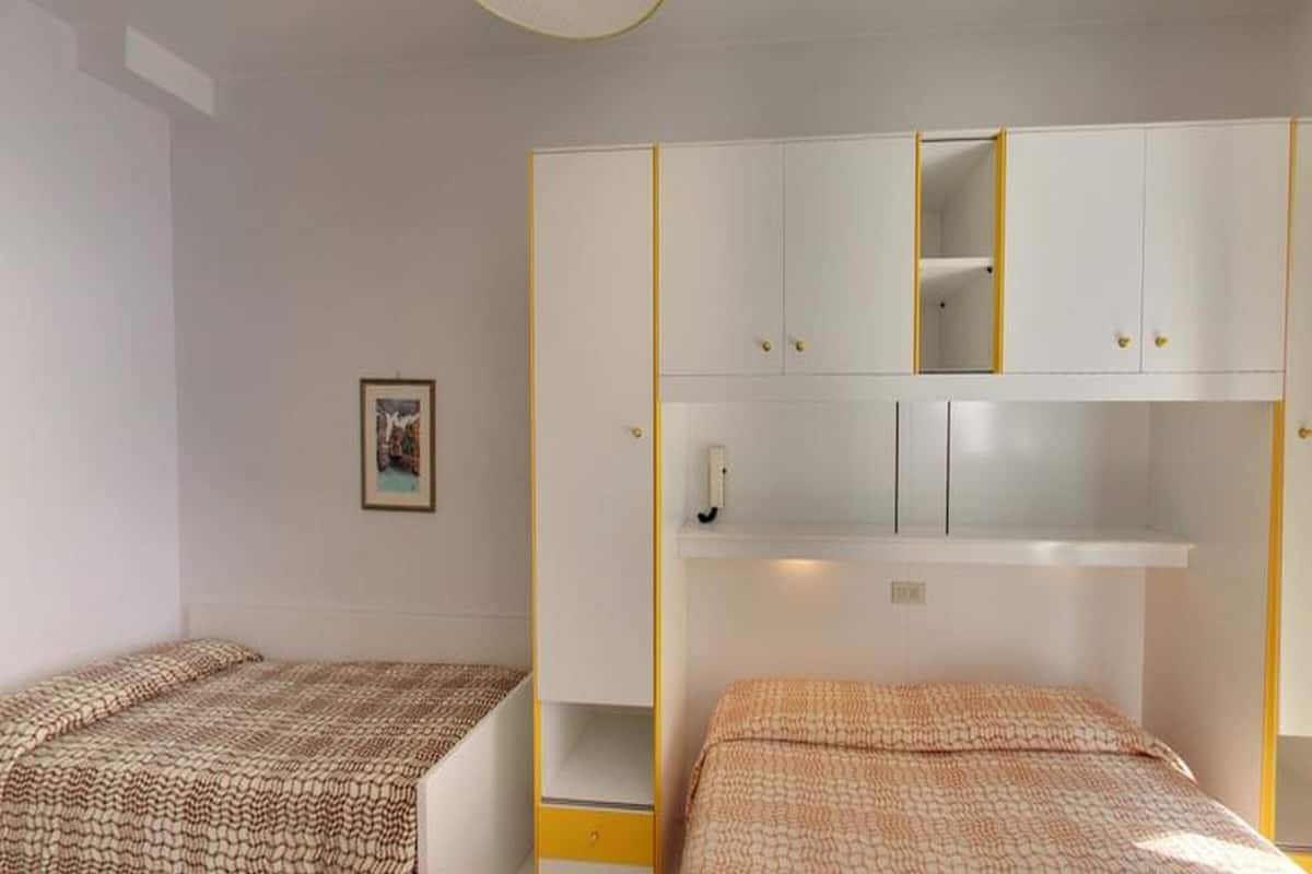 Premium bedding, in-room safe, cribs (free), WiFi (free)