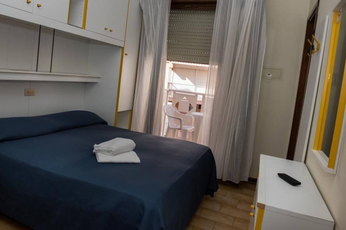 Premium bedding, in-room safe, cribs (free), WiFi (free)