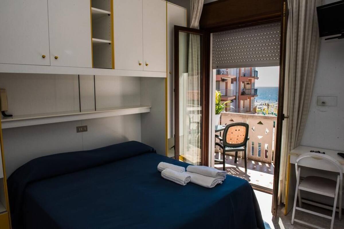 Premium bedding, in-room safe, cribs (free), WiFi (free)