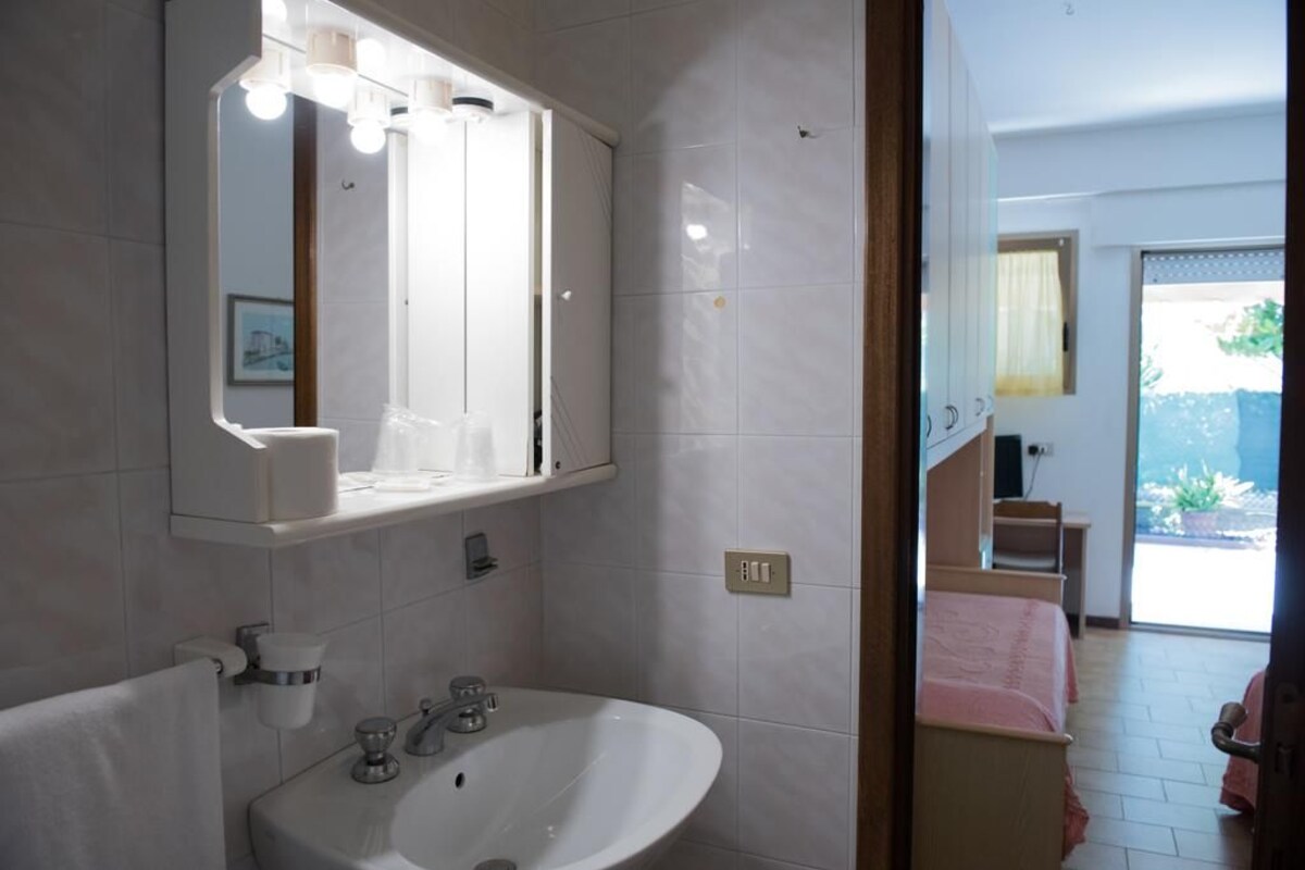 Premium bedding, in-room safe, cribs (free), WiFi (free)