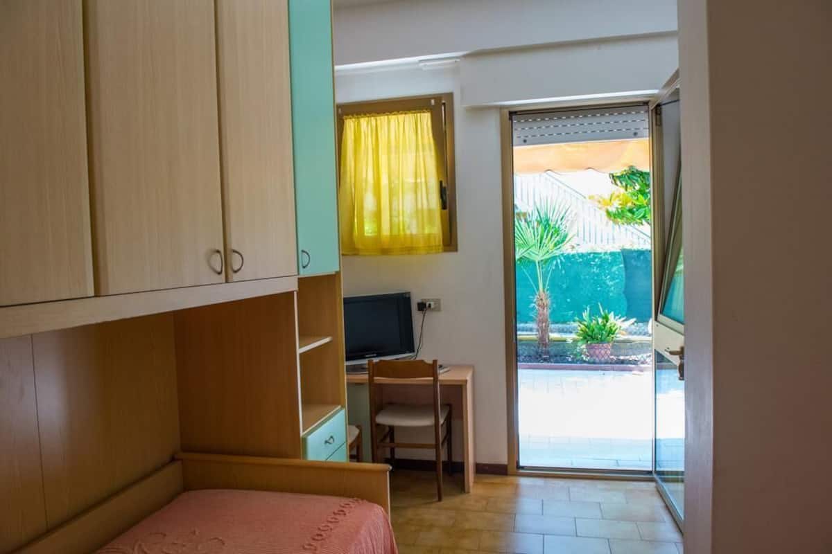 Premium bedding, in-room safe, cribs (free), WiFi (free)