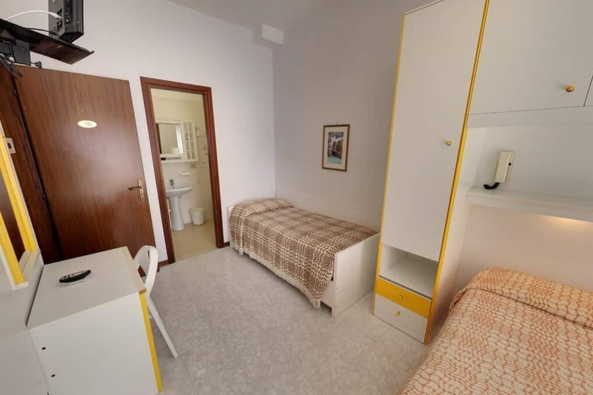 Premium bedding, in-room safe, cribs (free), WiFi (free)