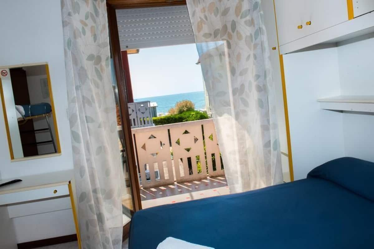 Premium bedding, in-room safe, cribs (free), WiFi (free)