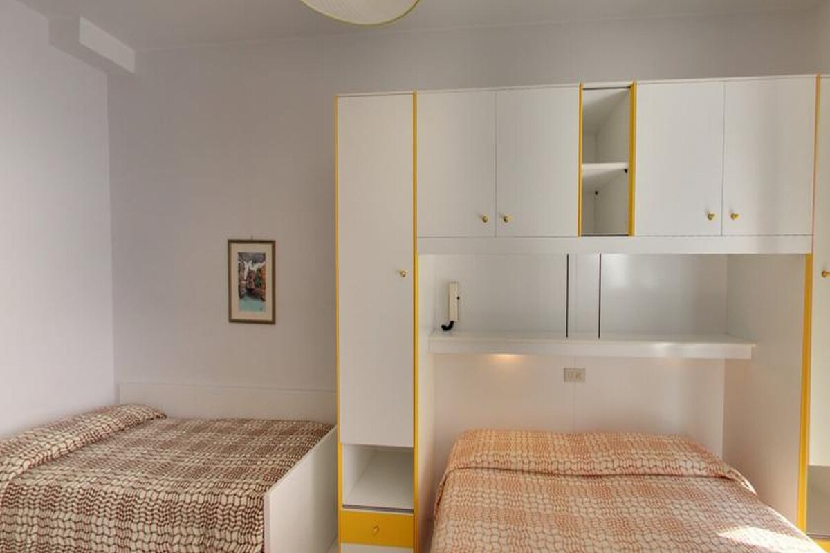 Premium bedding, in-room safe, cribs (free), WiFi (free)