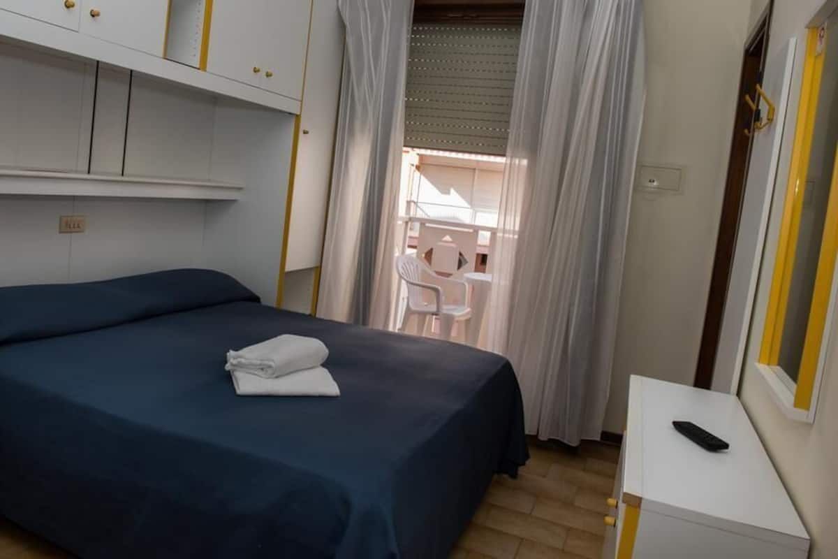 Premium bedding, in-room safe, cribs (free), WiFi (free)