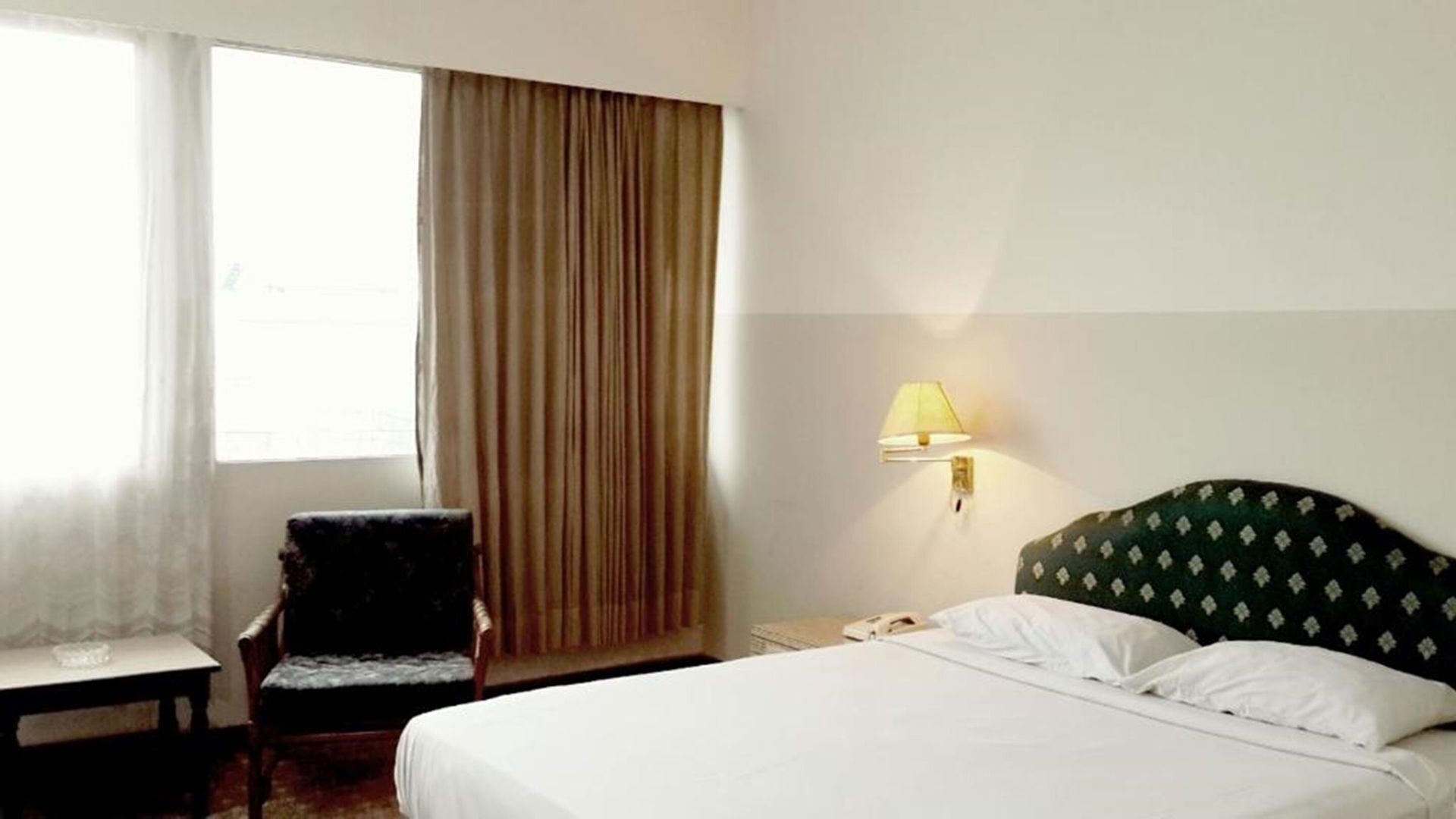 Desk, soundproofing, free WiFi, bed sheets