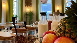 Un buffet de petit-déjeuner proposant une variété de plats et offrant une vue sur la ville par la fenêtre.