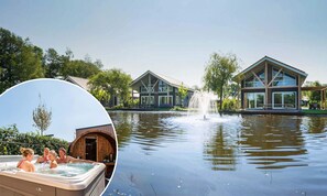 Un hôtel moderne doté d’une grande piscine extérieure, d’un jacuzzi et d’une fontaine.