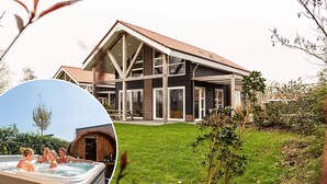 A modern house with a large patio area and a hot tub. - TopParken Residence Lichtenvoorde (Lichtenvoorde)